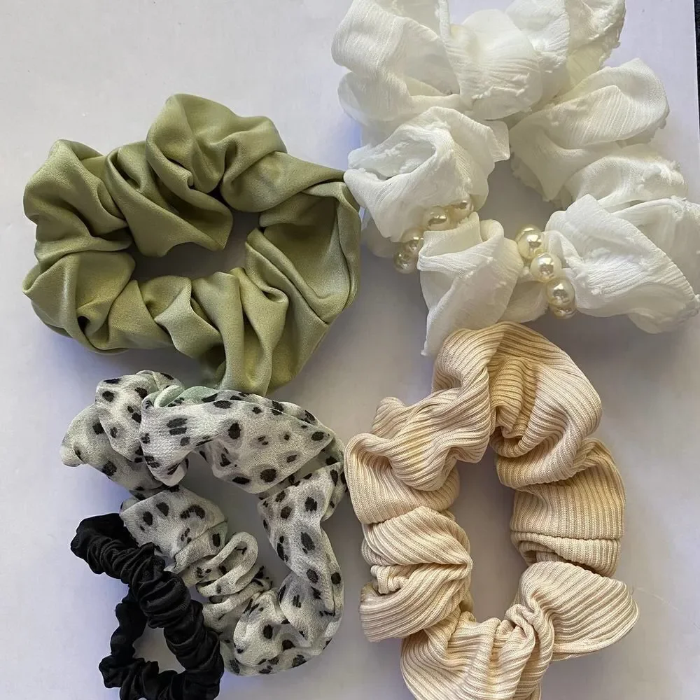 𝅺Set of 5 Scrunchies - White Embellished Print
